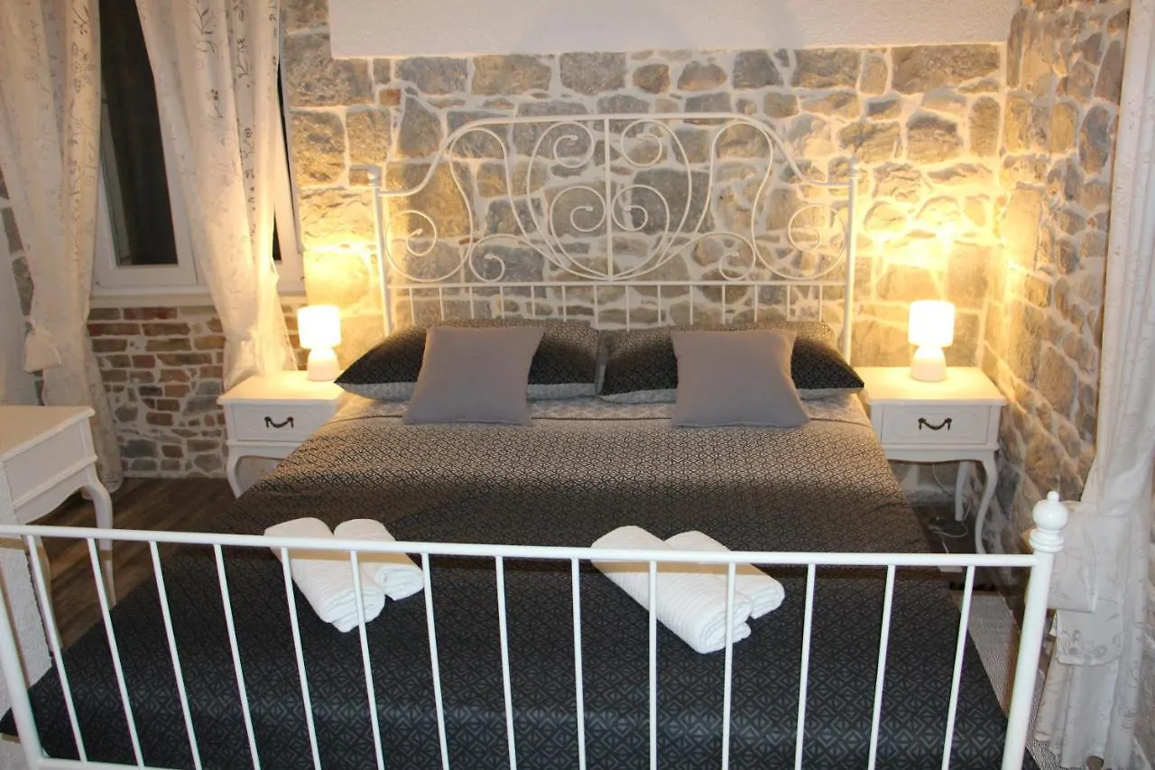 Old School Apartment Kastela